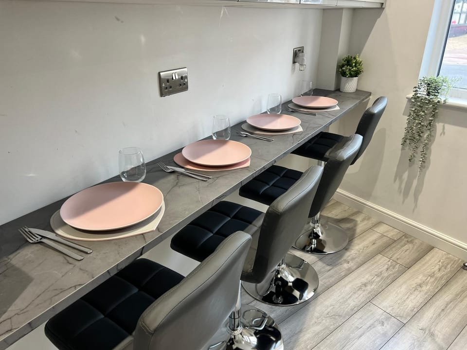 Kitchen or kitchenette, Seating area, Dining area