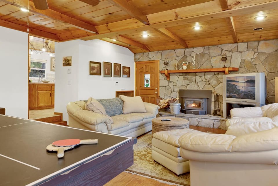 Knickerbocker Retreat- Hot Tub- Game Tables Chalet in Big Bear