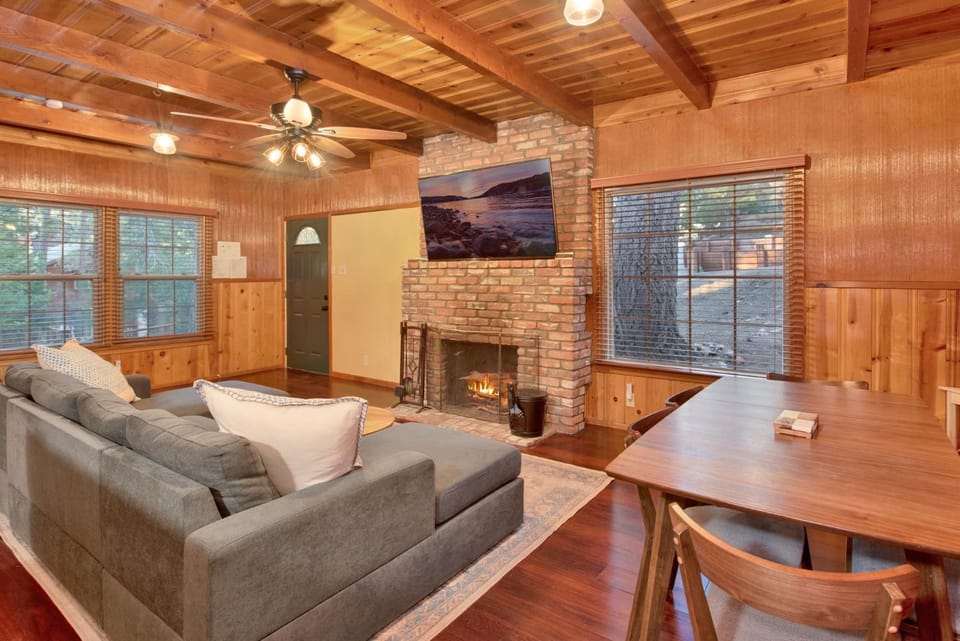 Silvertip Pines Cozy Hillside Log Cabin Retreat Cabin in Big Bear