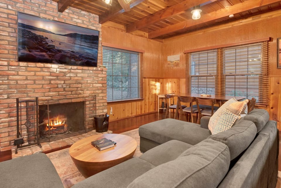 Silvertip Pines Cozy Hillside Log Cabin Retreat Cabin in Big Bear