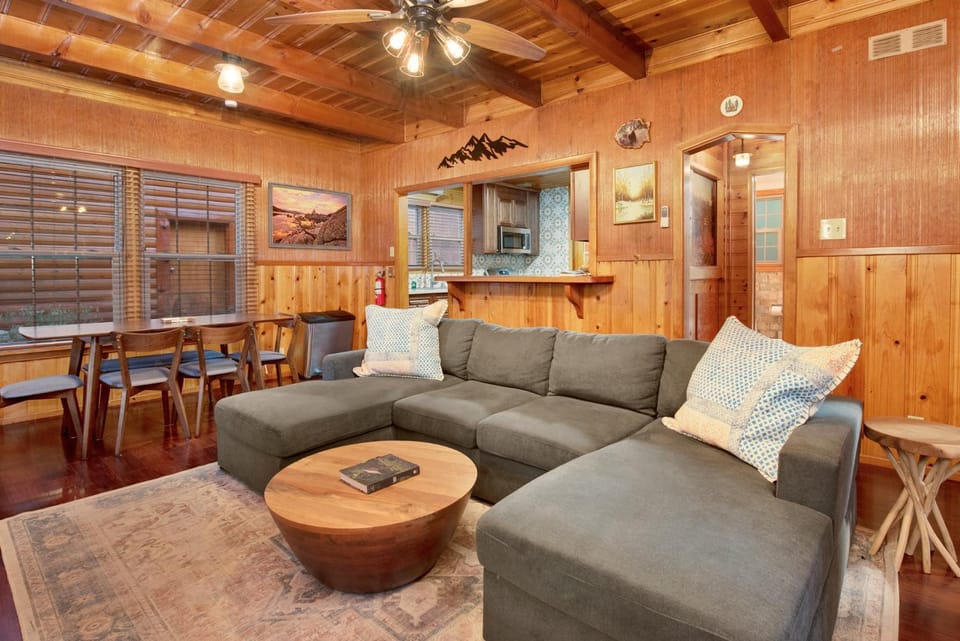 Silvertip Pines Cozy Hillside Log Cabin Retreat Cabin in Big Bear