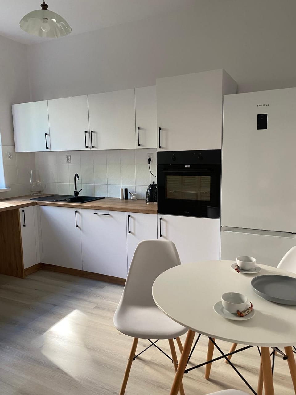 Coffee/tea facilities, Kitchen or kitchenette, Dining area, stove