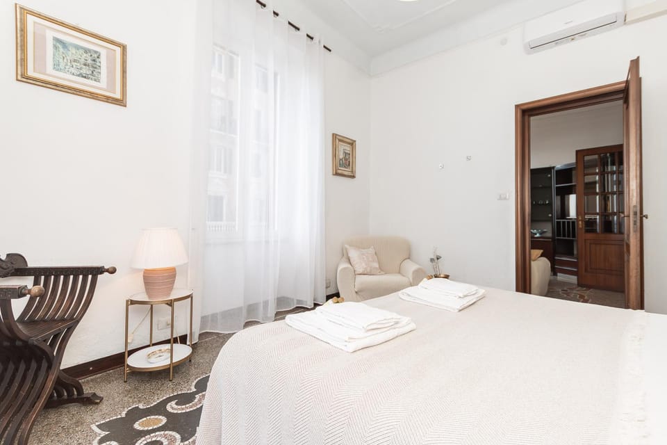 Bed, Photo of the whole room, Seating area, Bedroom, towels, air conditioner