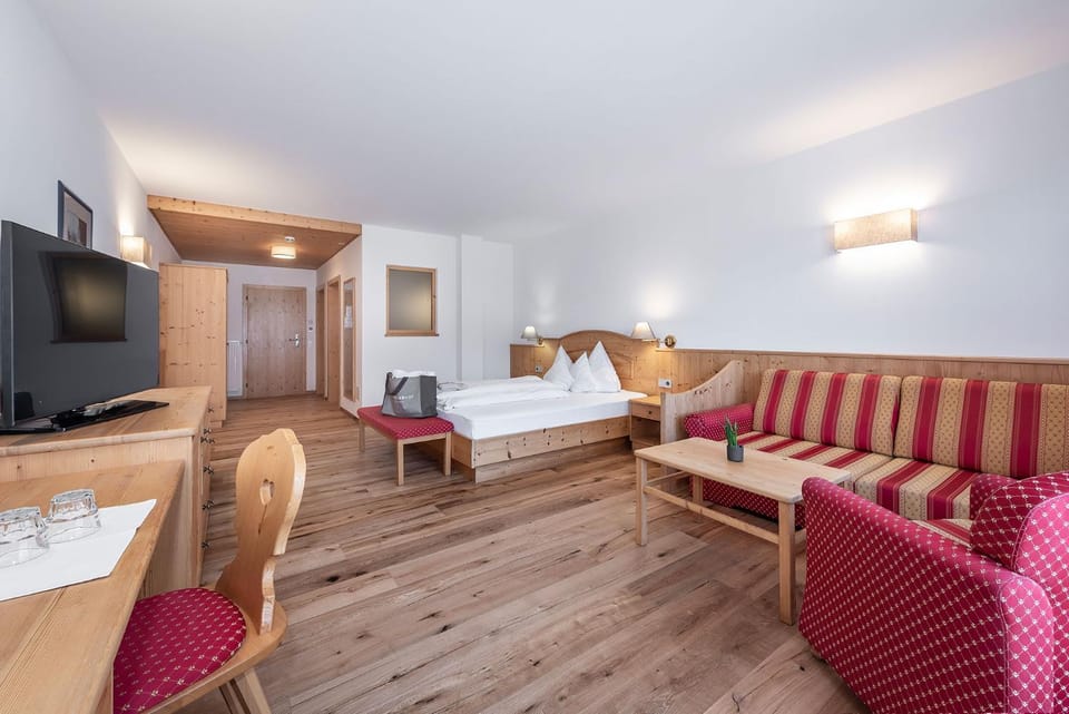 Bed, TV and multimedia, Photo of the whole room, Seating area, Bedroom