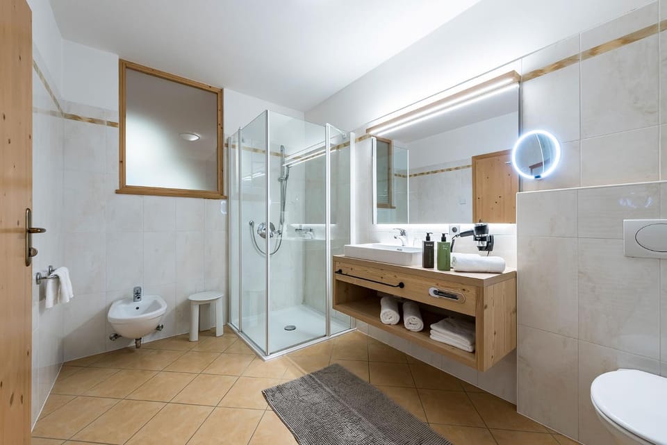 Shower, Toilet, Bathroom, bidet, towels