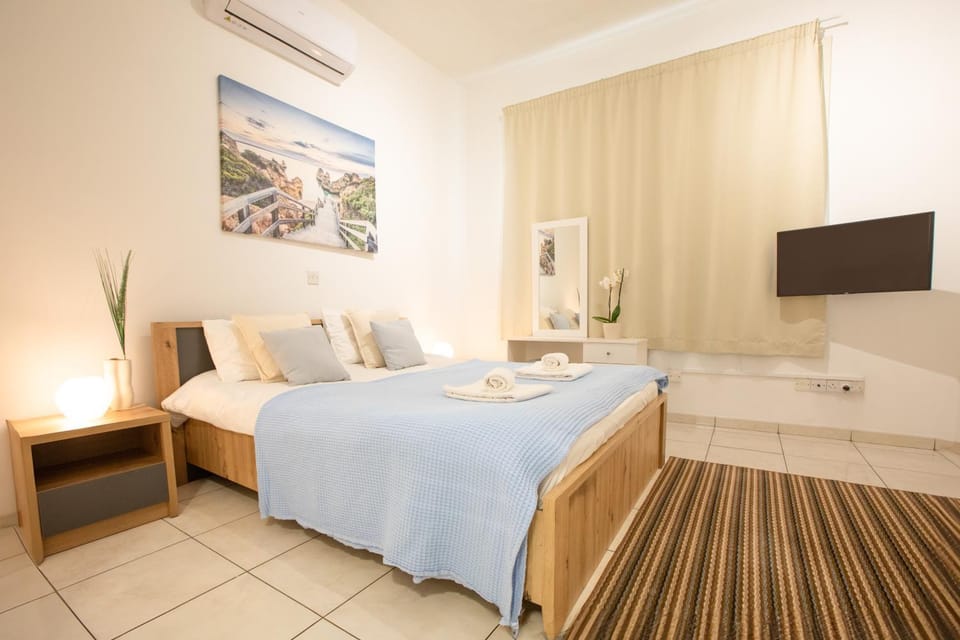 Bed, TV and multimedia, towels, air conditioner