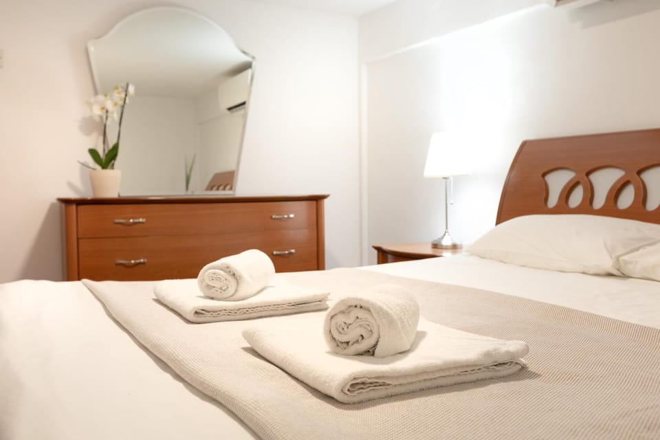 Bed, Bedroom, towels