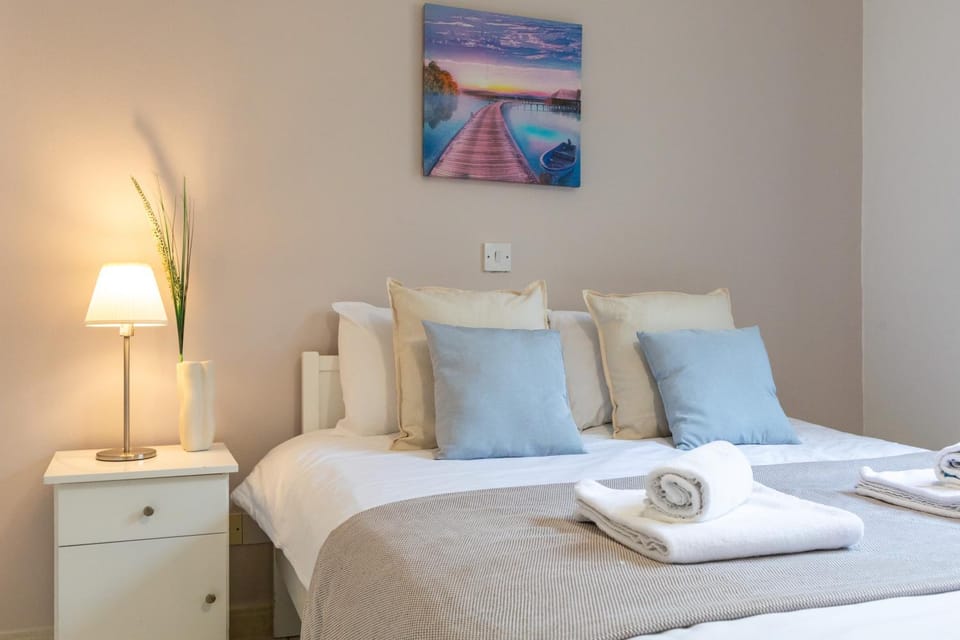 Bed, towels