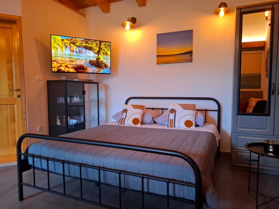 Bed, TV and multimedia, Bedroom