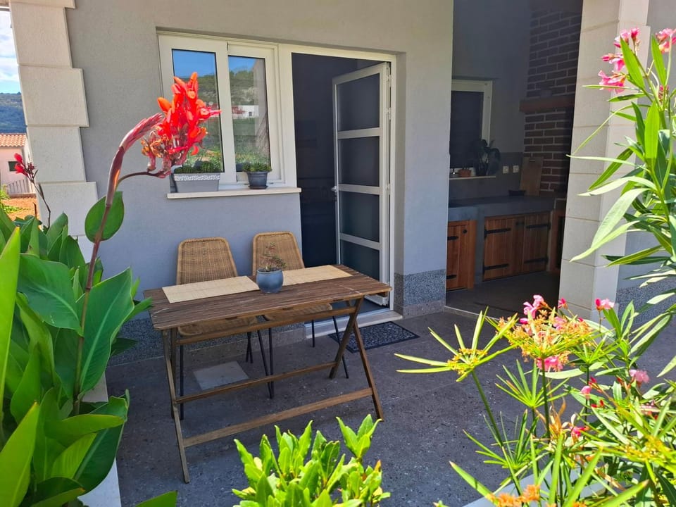 Patio, Day, Balcony/Terrace, Garden view
