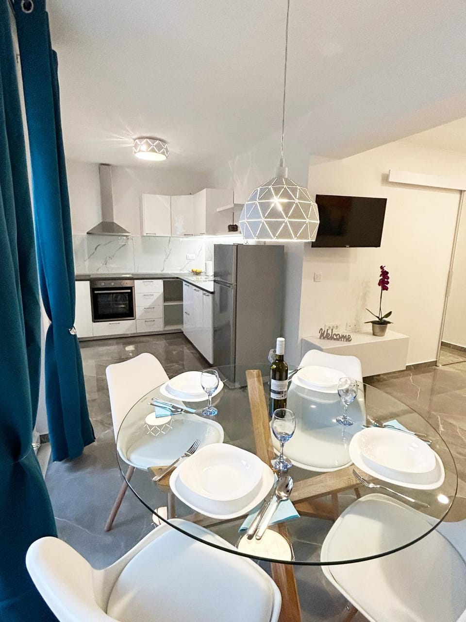 Kitchen or kitchenette, Dining area