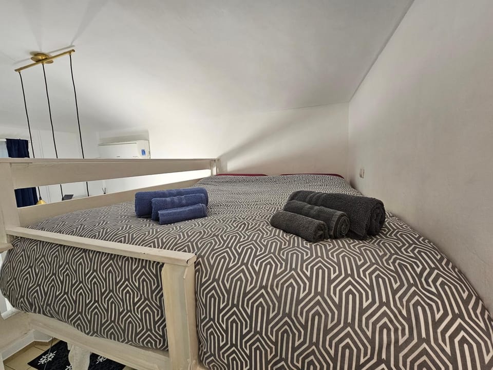 Bed, Bedroom, bunk bed, towels