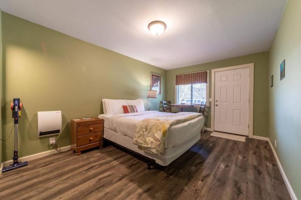 Elk Meadow Cabins 15B Lady Bird - Single Room Cabin in California