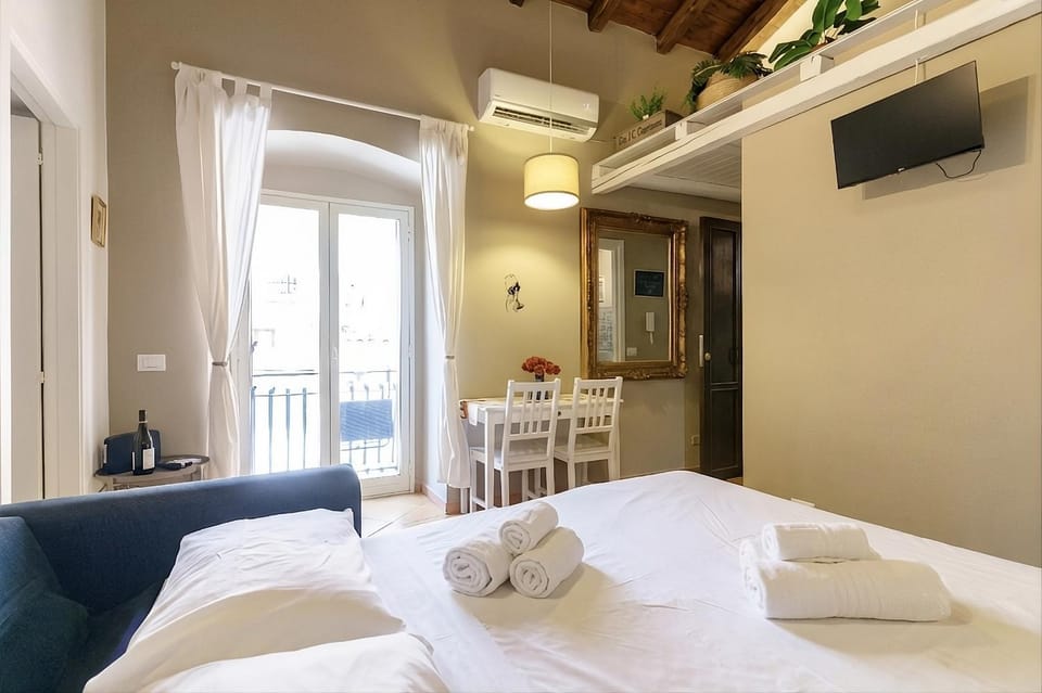 Bed, TV and multimedia, Living room, Photo of the whole room, Seating area, Dining area, Bedroom, towels, air conditioner