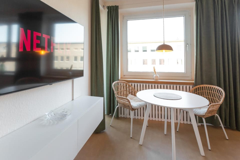 TV and multimedia, Seating area, Dining area