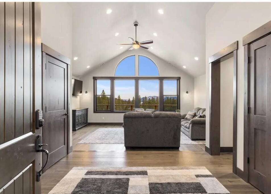 Summit House House in Kittitas County