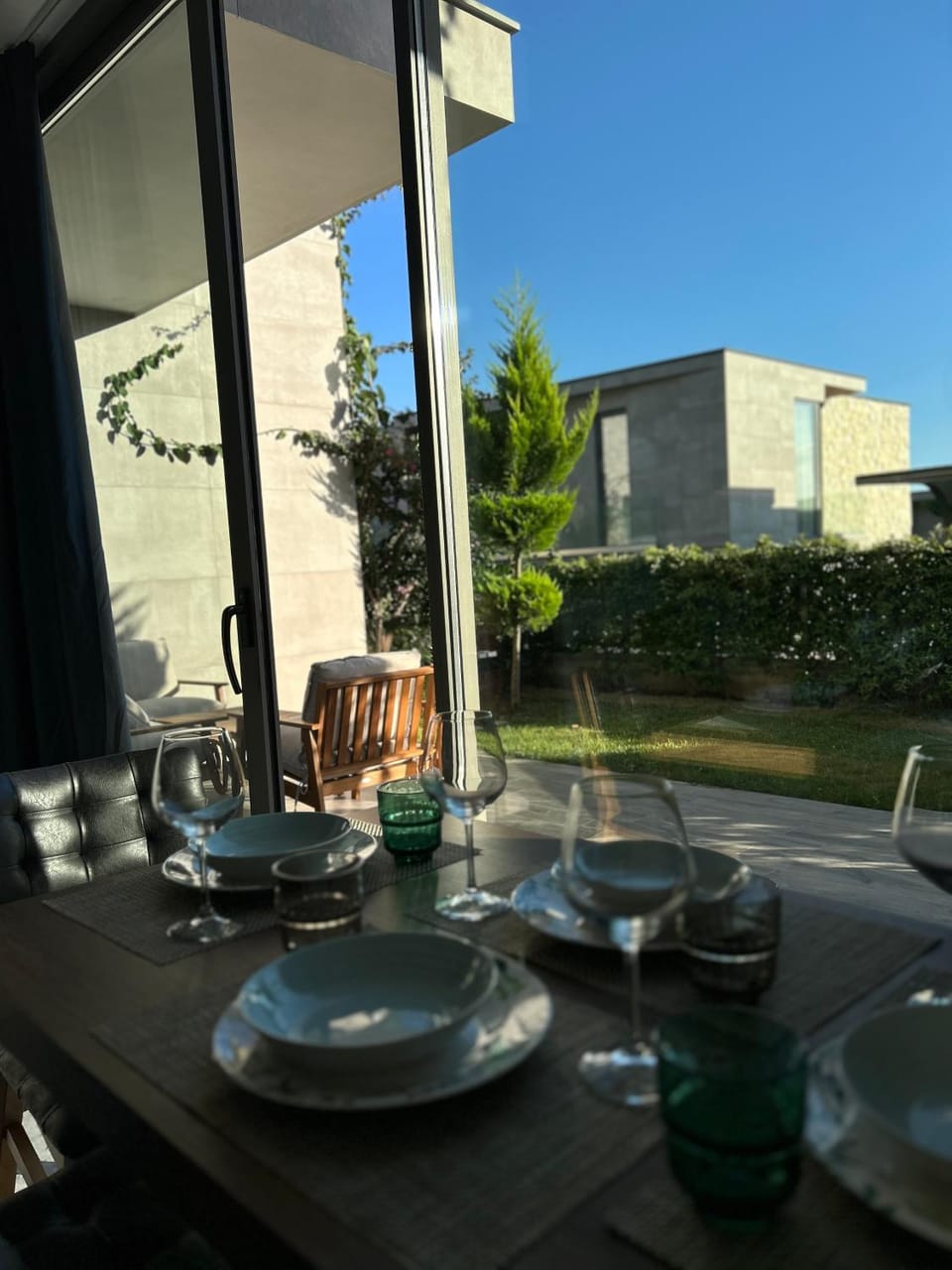 Patio, Day, Dining area