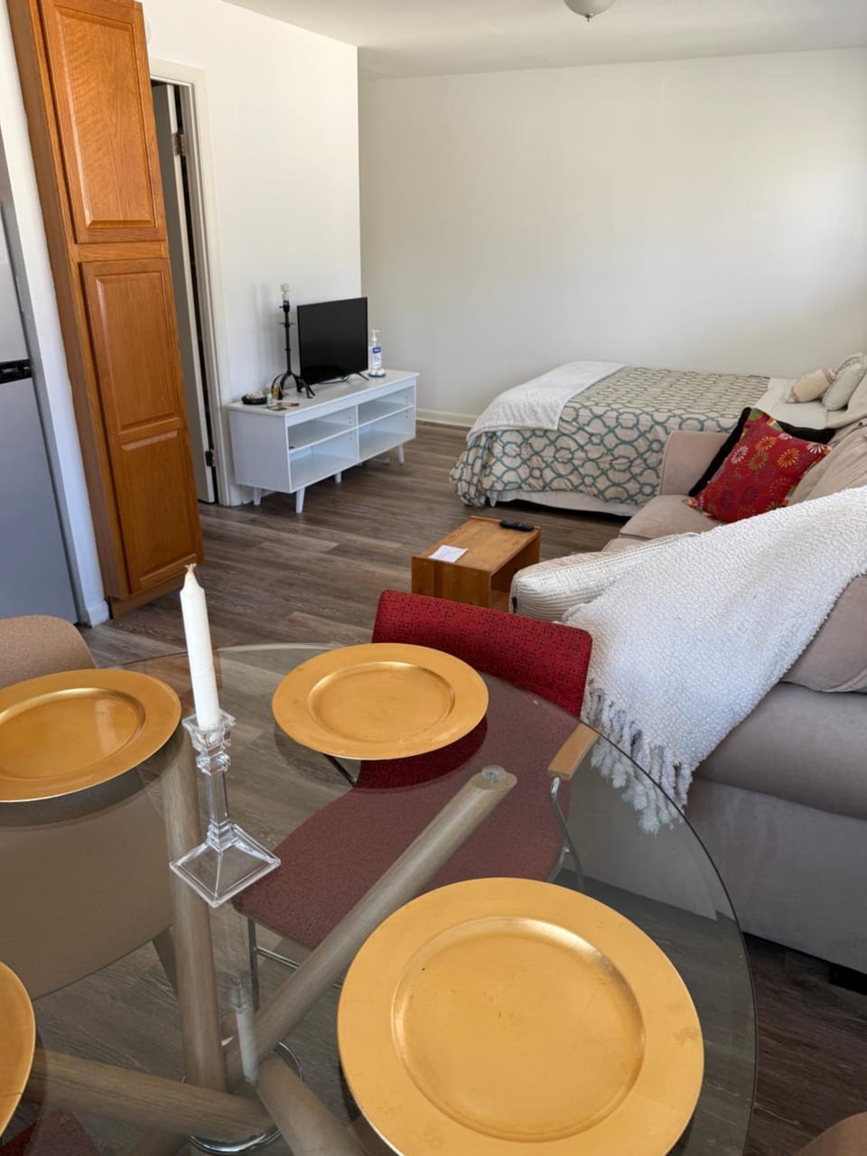 Walk to 2 metro's, furnished studio, private, parking, wifi. Apartment in Arlington