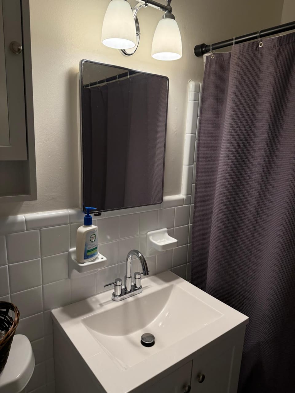 Walk to 2 metro's, furnished studio, private, parking, wifi. Apartment in Arlington