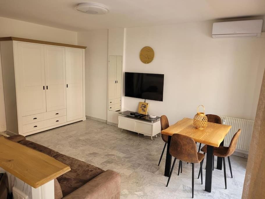 TV and multimedia, Living room, Dining area