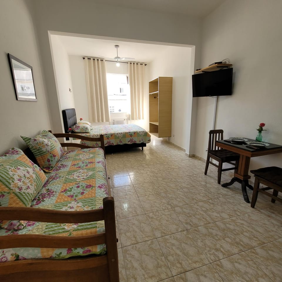 Bed, TV and multimedia, Living room, Photo of the whole room, Seating area, Dining area, Bedroom