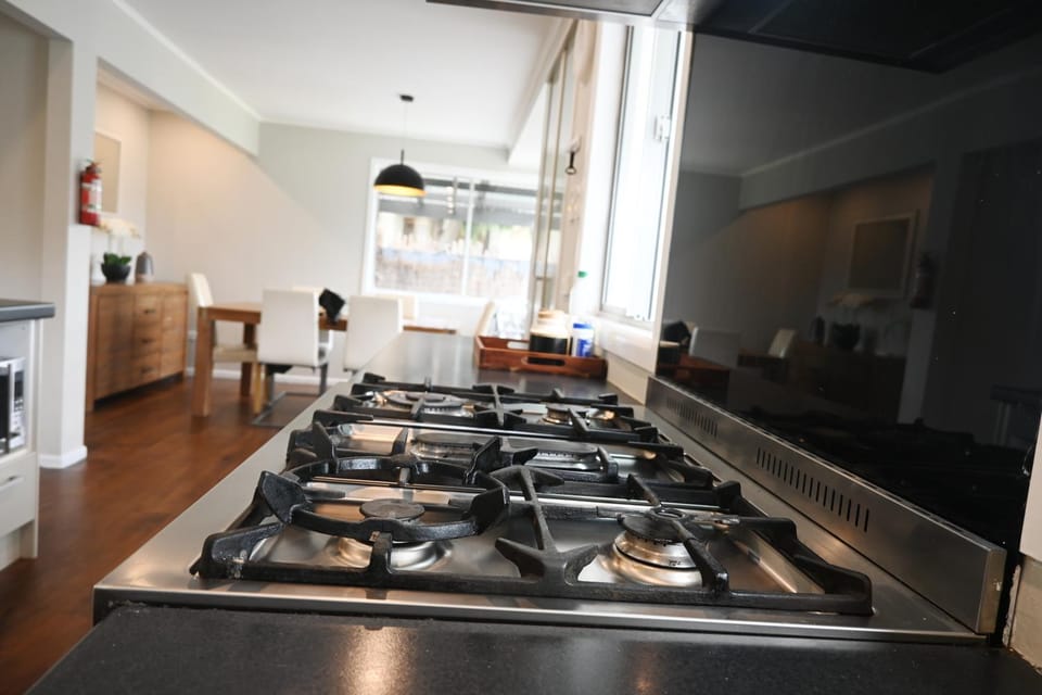 New painted 5 bdms spacious house close to the Base House in Hamilton