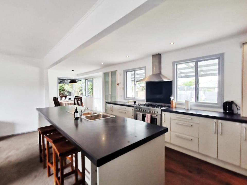 New painted 5 bdms spacious house close to the Base House in Hamilton