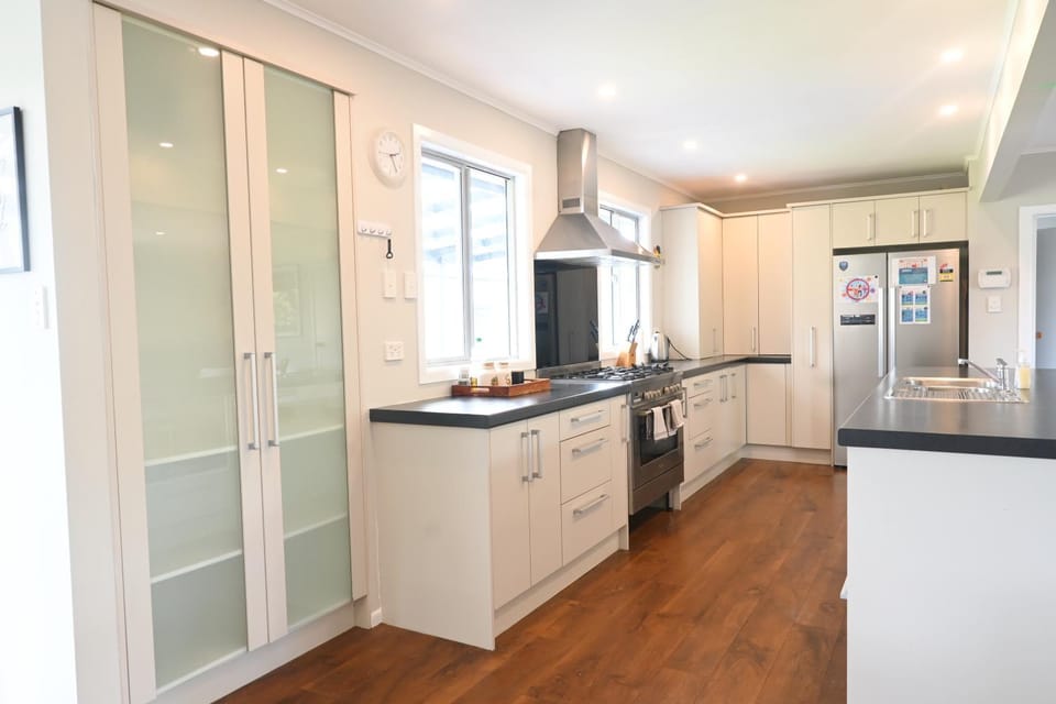 New painted 5 bdms spacious house close to the Base House in Hamilton