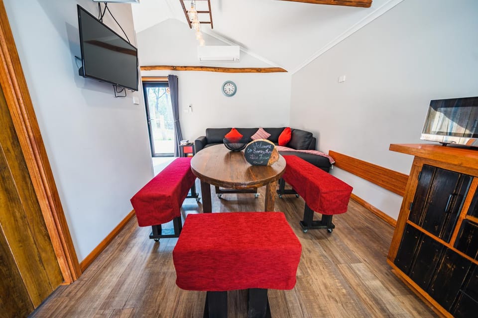 TV and multimedia, Living room, Seating area, Dining area