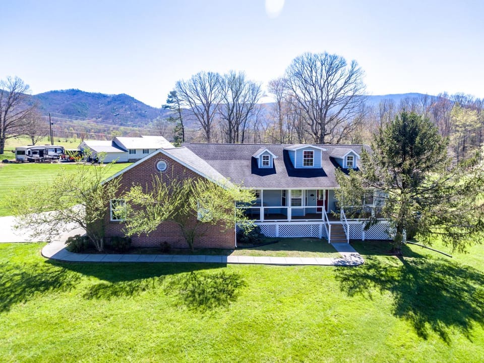 Property building, Day, Natural landscape, Garden, Mountain view