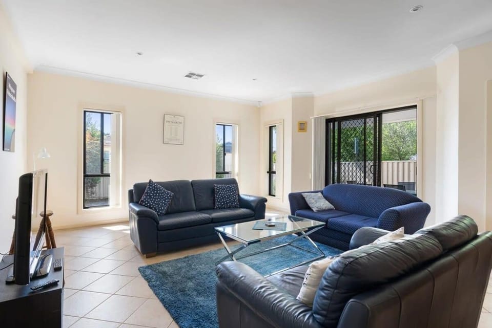 Relax on Charles St - 4A Charles Street Port Elliot - BYO Linen Apartment in Port Elliot
