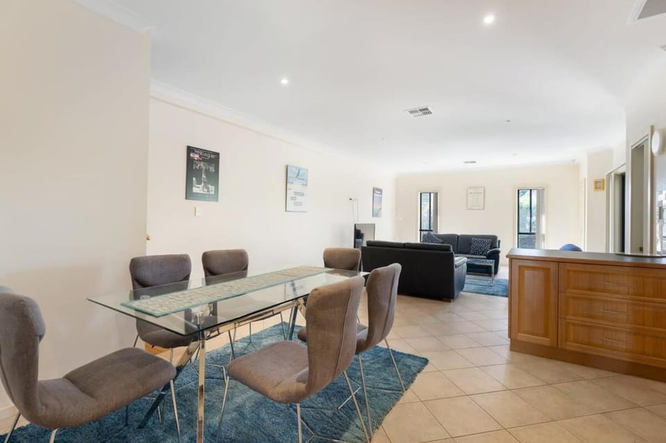 Relax on Charles St - 4A Charles Street Port Elliot - BYO Linen Apartment in Port Elliot