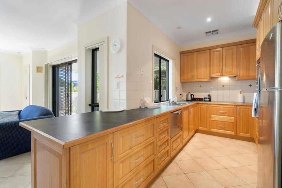 Relax on Charles St - 4A Charles Street Port Elliot - BYO Linen Apartment in Port Elliot