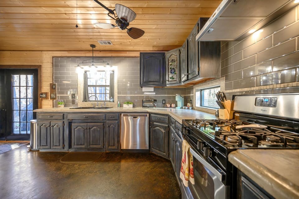 Kitchen or kitchenette, dishwasher, pet friendly, stove