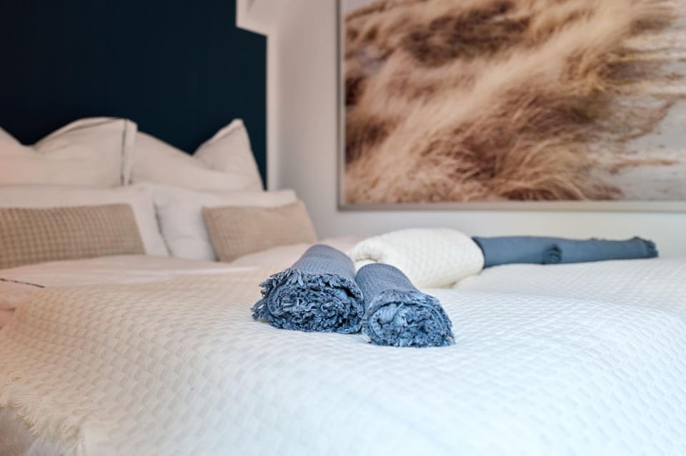 Bed, Bedroom, towels