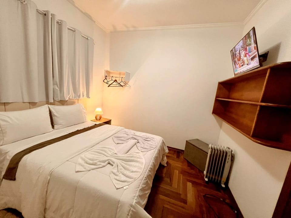 Bed, TV and multimedia, Photo of the whole room, Bedroom, towels