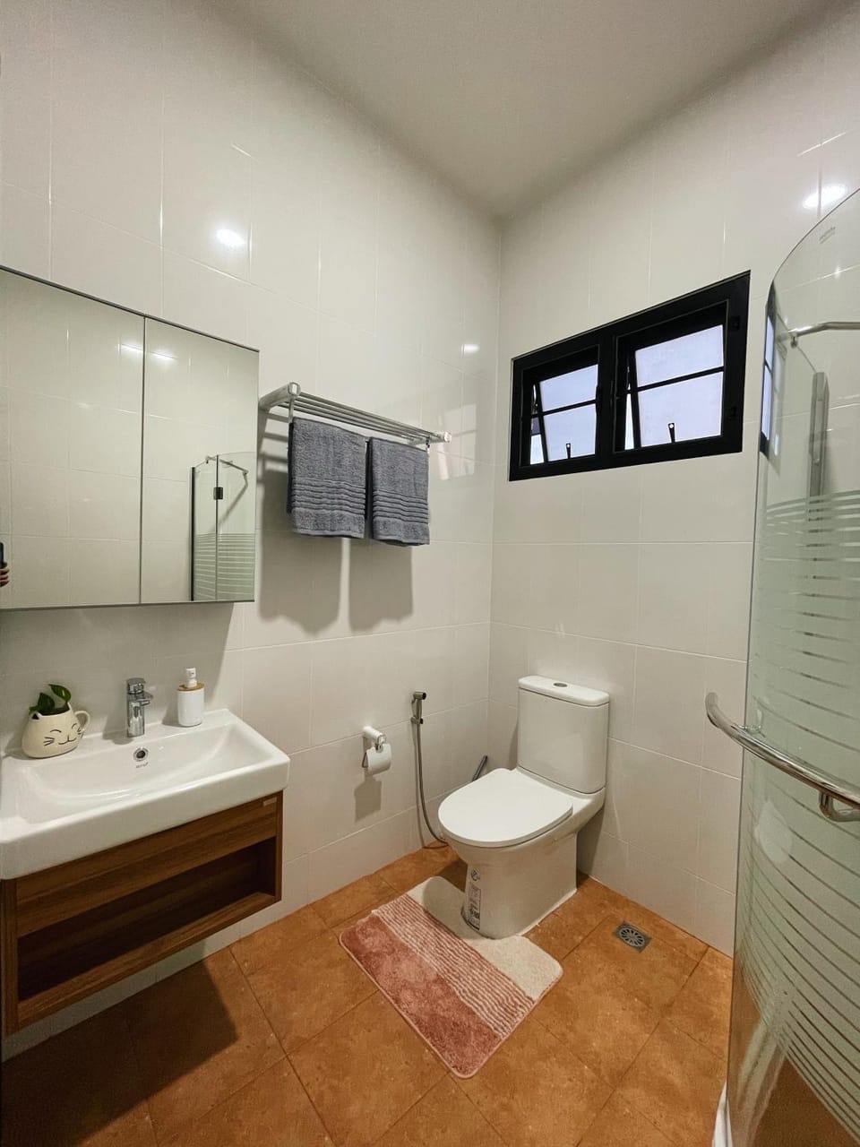 Shower, Toilet, Bathroom, towels
