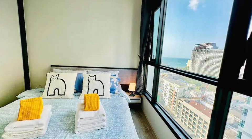 BASE Central PATTAYA Quiet King-Bed with Infinity Pool Apartment in Pattaya City
