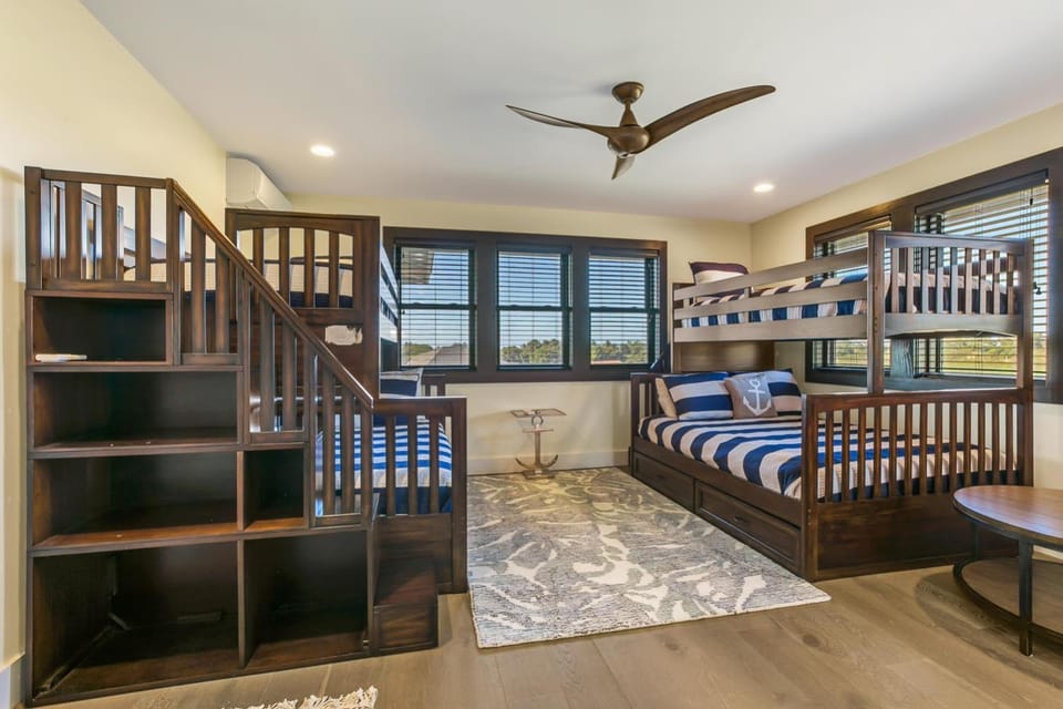 Bedroom, bunk bed