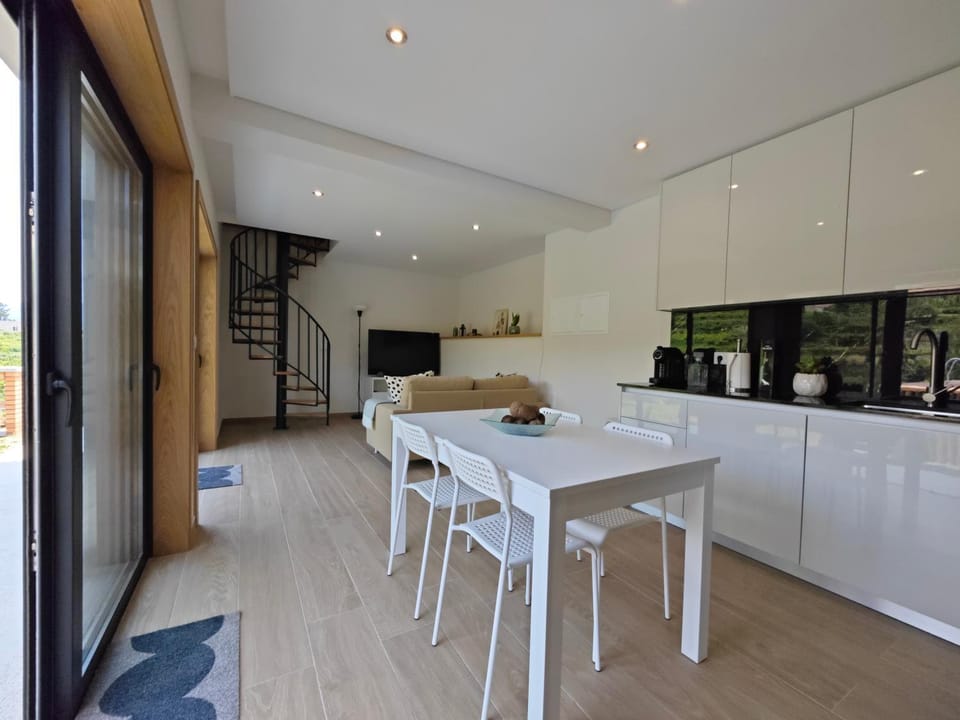 Kitchen or kitchenette, Dining area, minibar, pet friendly, stove