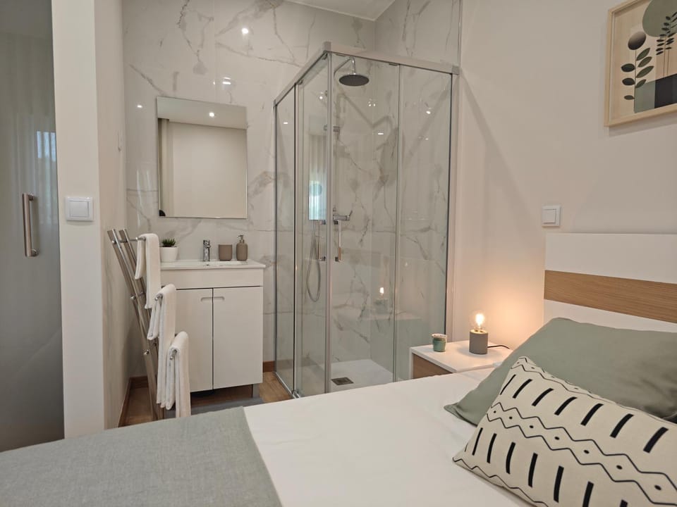 Shower, Toilet, Bed, Bathroom, Photo of the whole room, Bedroom, Bath, towels