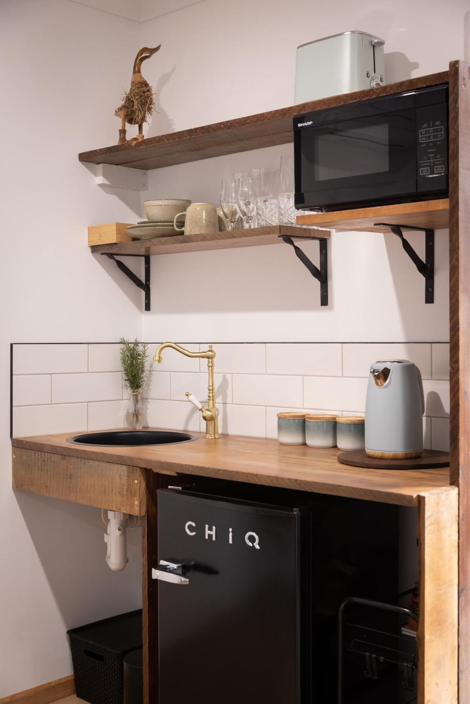 Kitchen or kitchenette, minibar