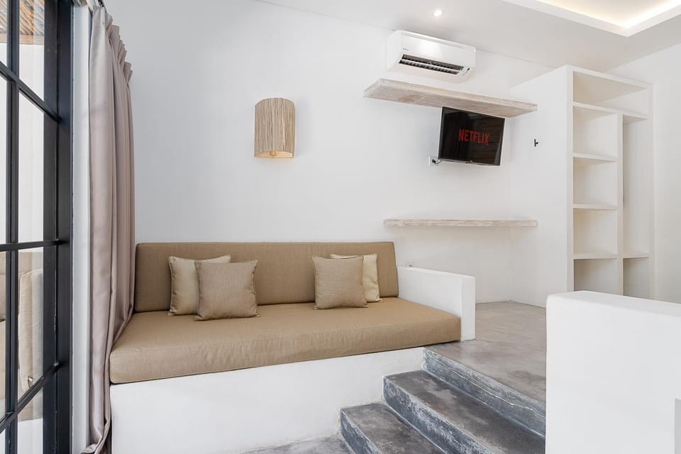 TV and multimedia, Living room, Seating area, air conditioner