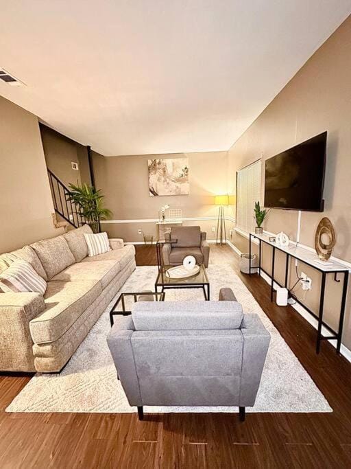 Short Walk to JSU Stadium, Hospitals, and Bars in Fondren Apartment in Flowood