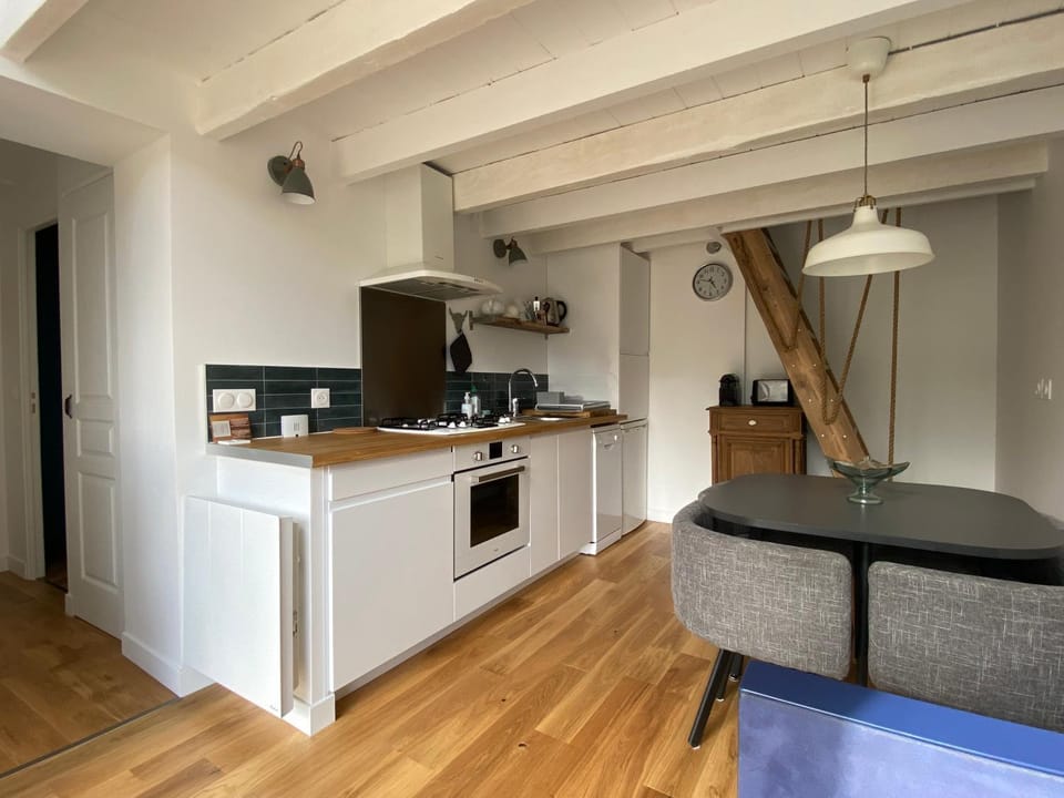 Kitchen or kitchenette, Dining area, pet friendly, stove