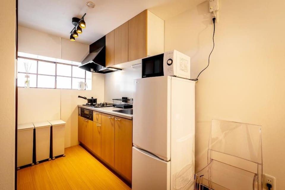 Kitchen or kitchenette, minibar