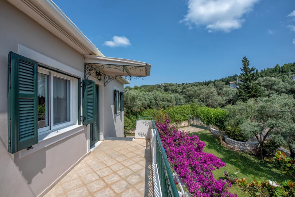 Property building, Natural landscape, Balcony/Terrace, Garden view