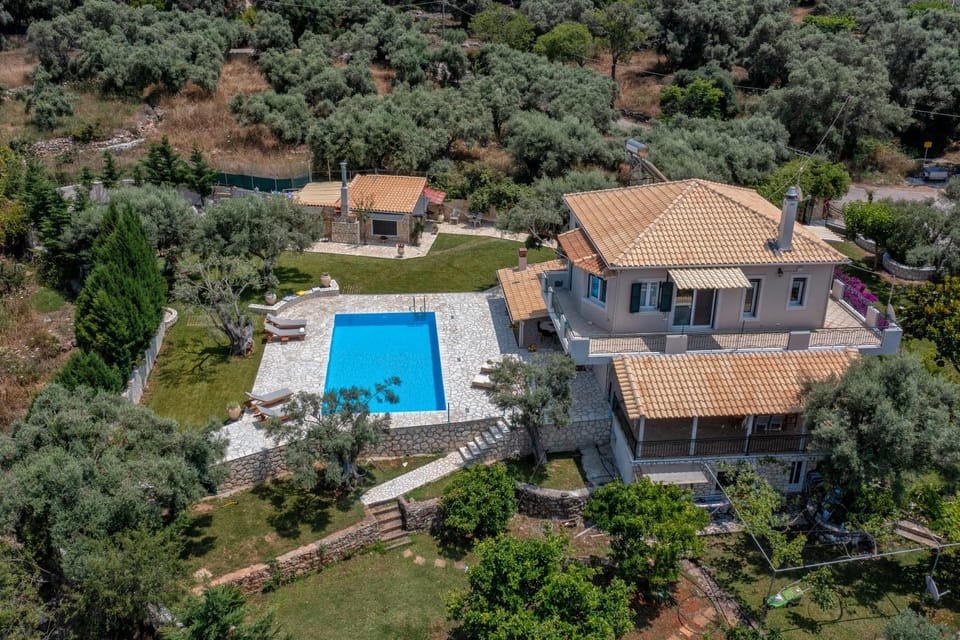 Property building, Natural landscape, Bird's eye view, Garden, Garden view, Pool view, Swimming pool