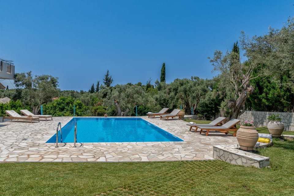 Garden view, Pool view, Swimming pool, sunbed