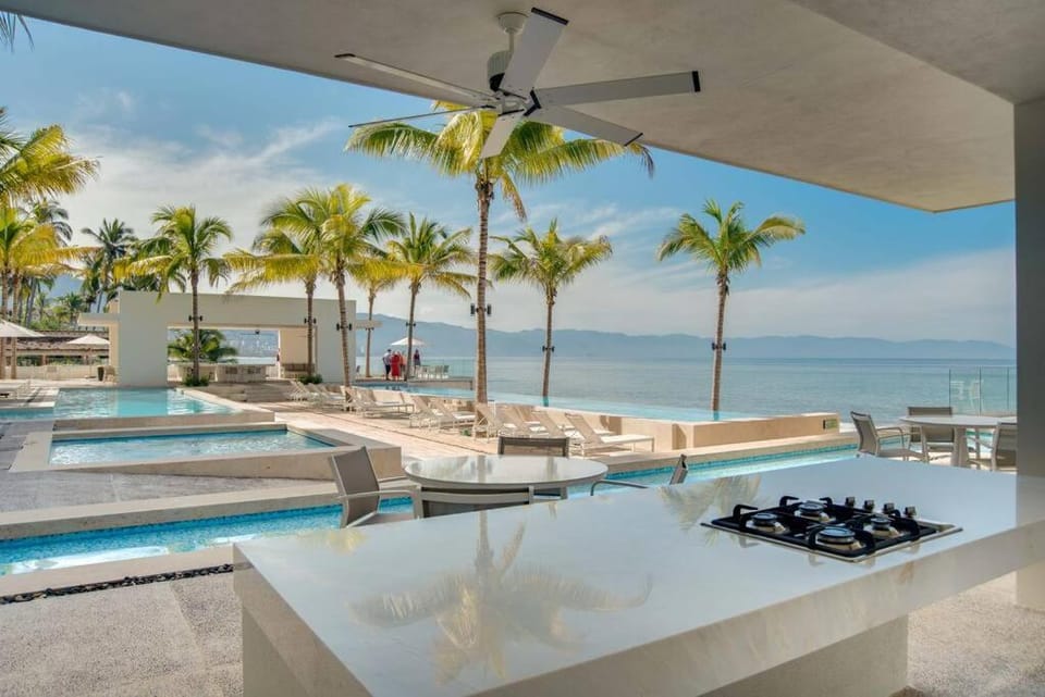 Day, View (from property/room), Dining area, Beach, Pool view, Sea view, Swimming pool, sunbed